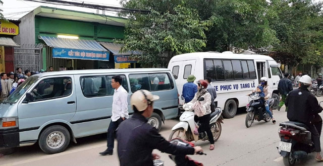 Xe tang được đưa đến nơi xảy ra vụ việc vào buổi chiều cùng ngày để lo hậu sự cho hai vợ chồng.