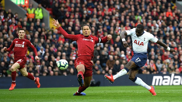 Pha “cân não” của Van Dijk cứu thua cho Liverpool trong trận gặp Tottenham.