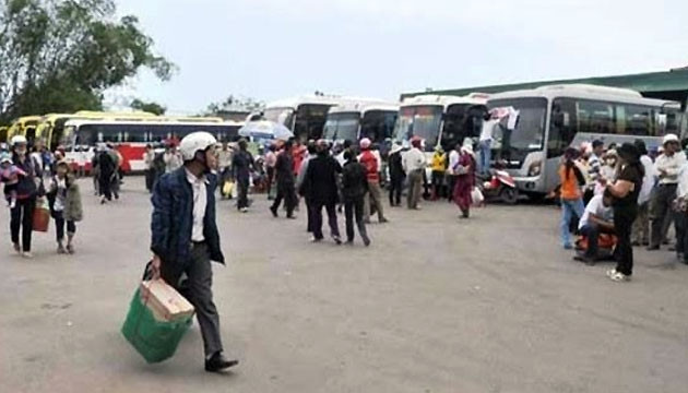 Hành khách nhốn nháo trong bến xe khách Quảng Ngãi.