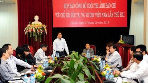 Đồng chí Lê Quốc Khánh, Phó Tổng Biên tập Báo Nhân Dân phổ biến thể lệ cuộc thi. (ảnh: Trần Hải)