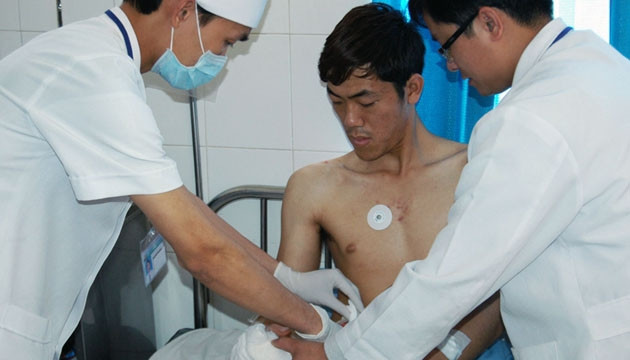 Các bác sĩ tích cực kiểm tra vết thương cho trường hợp hy hữu này