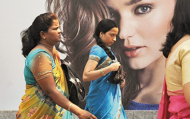 Một quảng cáo sản phẩm làm trắng da ở Ấn Độ.