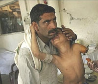 Ảnh đoạt giải nhất thể loại tin tổng hợp của
David Guttenfelder (Mỹ, AP) chụp cha và con tại bệnh viện ở Pakistan. 