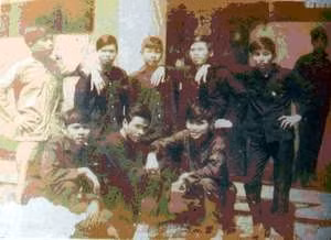 Chín người xung phong mổ bụng uy hiếp quân thù.