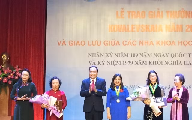 Bí thư Trung ương Đảng, Chủ tịch Ủy ban T.Ư Mặt trận Tổ quốc Việt Nam Trần Thanh Mẫn; nguyên Phó Chủ tịch nước Nguyễn Thị Doan; Chủ tịch Hội LHPN Việt Nam Nguyễn Thị Thu Hà trao giải thưởng Kovalevska