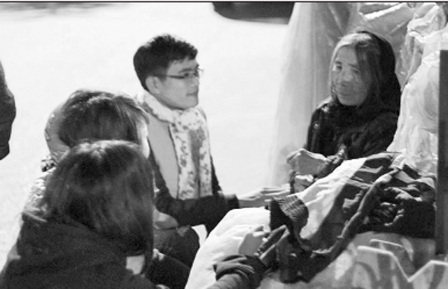 Tình nguyện viên nhóm Ấm trao quà tặng cho những người vô gia cư.