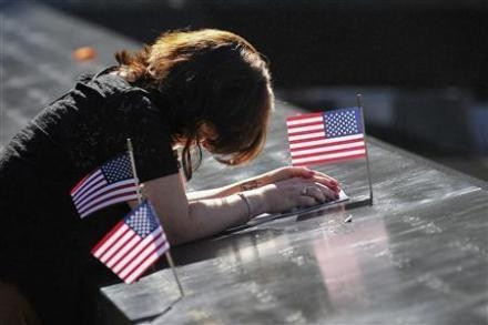 Bà Melissa Pullis dừng lại trước tên của chồng mình là nạn nhân trong vụ tiến công vào Trung tâm thương mại thế giới