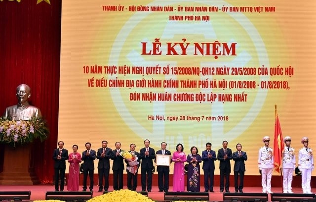 Chủ tịch nước Trần Đại Quang trao tặng Huân chương Độc lập hạng nhất cho Đảng bộ, chính quyền và nhân dân TP Hà Nội.