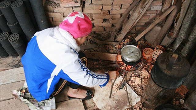 Em Mai bị ung thư xương đang nấu ăn trong khu bếp than.