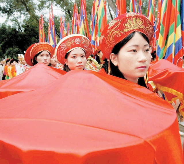 Dâng hương tưởng nhớ công ơn các Vua Hùng tại Lễ hội Ðền Hùng.    Ảnh: Anh Minh