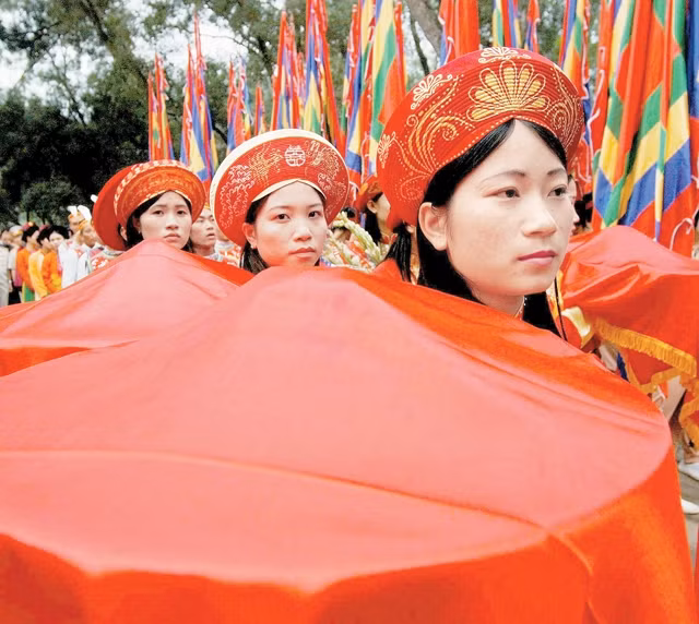 Dâng hương tưởng nhớ công ơn các Vua Hùng tại Lễ hội Ðền Hùng.    Ảnh: Anh Minh