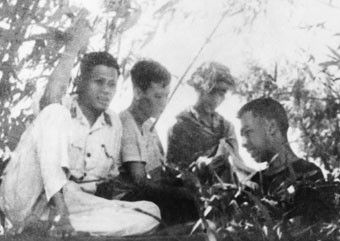 Nhà văn Nguyễn Khải và các chiến sĩ ở Cồn Cỏ, 1965.