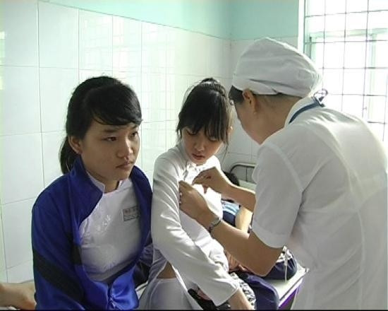 Học sinh Trường THPT chuyên ban Tân Phú nhập viện vì bị ong đốt.