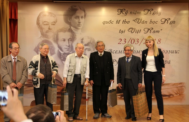 Các dịch giả trong đợt ra mắt sách đầu tiên của năm 2018.