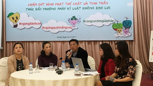 Các bậc phụ huynh, chuyên gia tham dự buổi đối thoại.