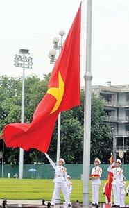 Nghi lễ thượng cờ trên Quảng trường Ba Ðình. Ảnh: Hoàng Thành