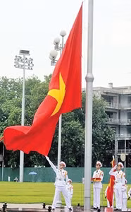 Nghi lễ thượng cờ trên Quảng trường Ba Ðình. Ảnh: Hoàng Thành