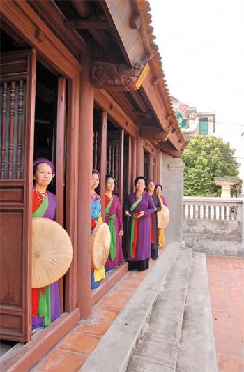 “Cũng cam một tiếng thuyền quyên với đời”!