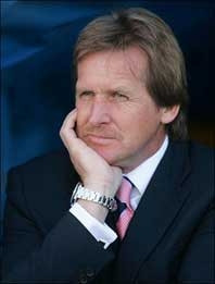 Hoàn tất thủ tục với Schuster