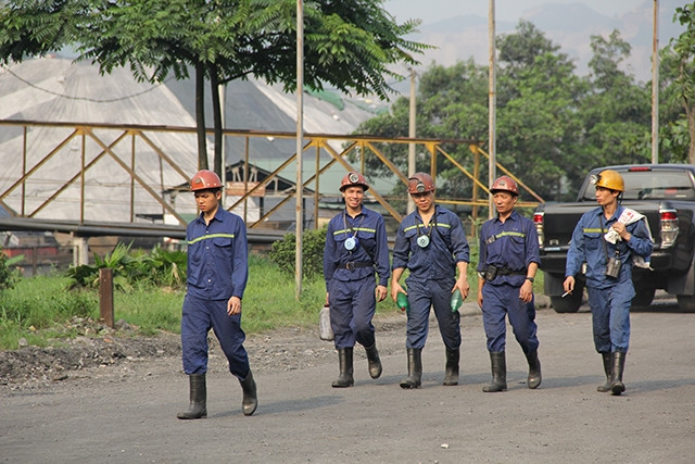 Thợ mỏ Công ty than Dương Huy - TKV chuẩn bị vào hầm lò làm việc.