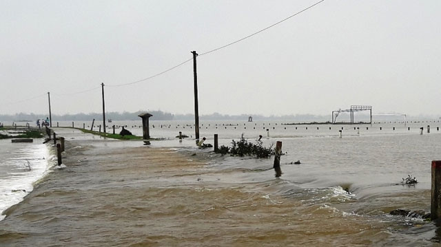 Nhiều tuyến tỉnh lộ đi huyện Quảng Điền bị ngập sâu.