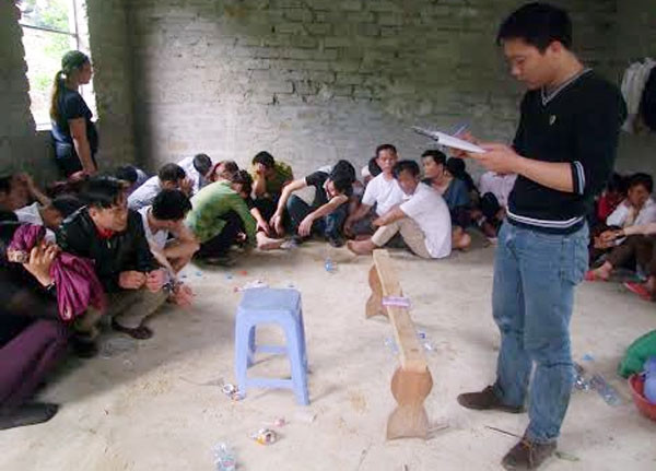 Các con bạc bị bắt giữ.