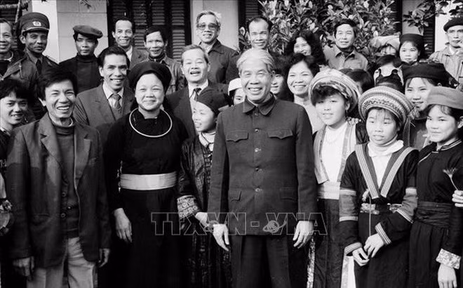 Tổng Bí thư Đỗ Mười thăm trường PTTH dân tộc tỉnh Tuyên Quang, tháng 2/1992. Ảnh: Xuân Lâm/TTXVN.