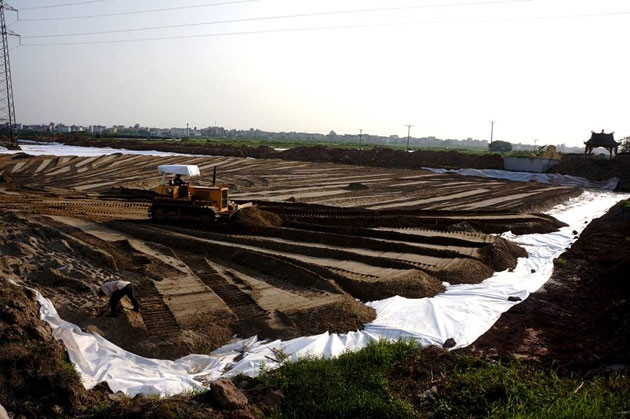 Khu Gót Vườn Chuối đã được trải bạt, rải cát để làm đường.