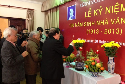 Các nhà văn tưởng niệm cố nhà văn Vũ Bằng.