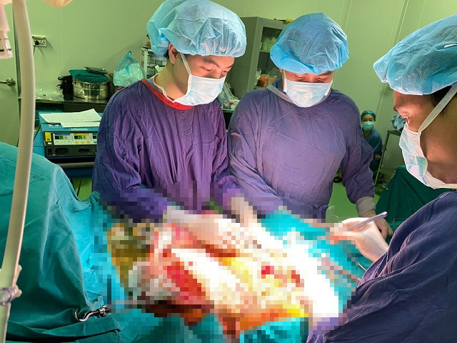 Các bác sĩ tiến hành ca ghép đa tạng đặc biệt.