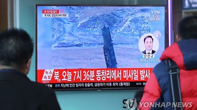 Hai người đàn ông đang theo dõi tin về vụ phóng tên lửa đạn đạo của CHDCND Triều Tiên sáng 6-3-2017. (Ảnh: Yonhap)