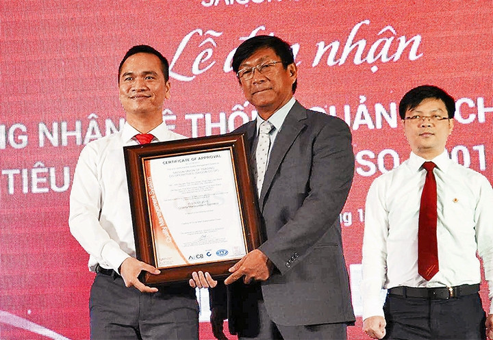 Tổng Giám đốc Saigon Co.op Nguyễn Thành Nhân (bên trái) nhận chứng nhận ISO 9001:2015 từ đại diện Tổ chức QMS.