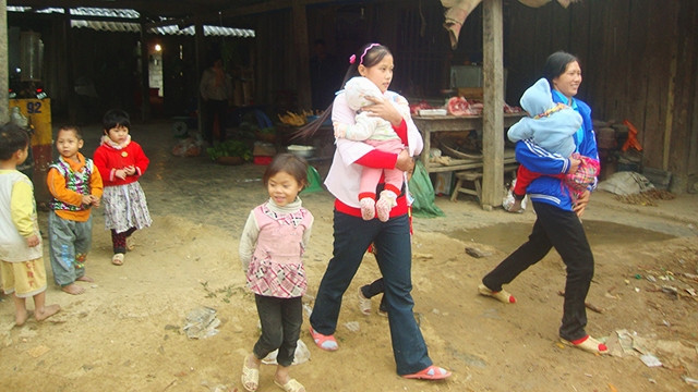 Những bà mẹ trẻ và đàn con trong xóm.