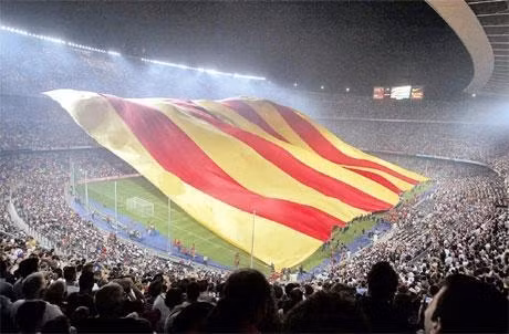 Quốc kỳ xứ Catalan trên sân vận động Nou Camp (Barcelona, Tây Ban Nha).