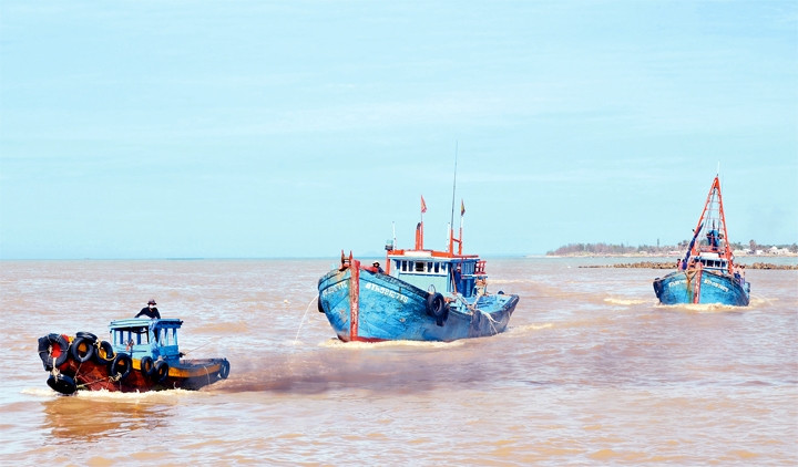 Thuê tàu kéo qua cửa biển La Gi, chủ tàu phải trả từ 1,2 đến 1,3 triệu đồng/lượt.