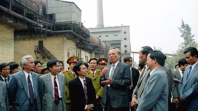 Chủ tịch nước Lê Đức Anh thăm Công ty Xi-măng Bỉm Sơn (Thanh Hóa), ngày 29-12-1994. Ảnh: CAO PHONG (TTXVN)