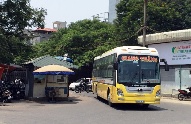 Xe khách hoạt động tại Bến xe Giáp Bát (Hà Nội).