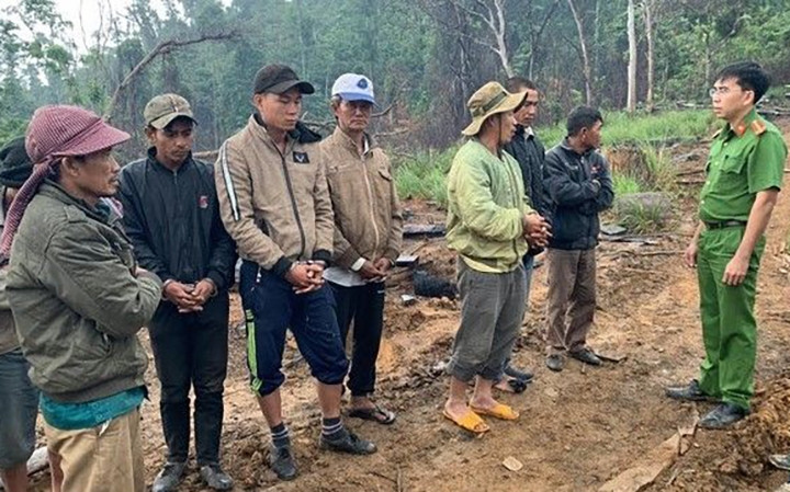 Bắt quả tang các đối tượng vụ phá rừng thuộc tiểu khu 819A thôn Sông Chò, xã Cư San, huyện M’Drắk.