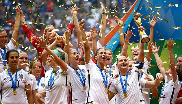 ĐT bóng đá nữ Mỹ trên bục đăng quang World Cup 2015. (ảnh: Getty Images)
