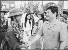 Đồng chí Nguyễn Phong Quang động viên<br>Thanh niên trước khi lên đường nhập ngũ