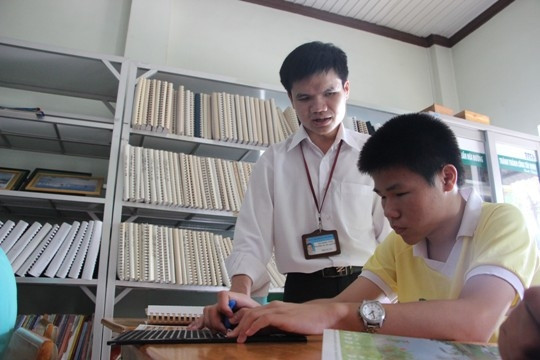 Thầy Lê Minh Tâm trong giờ dạy toán cho các em học sinh lớp 7 tại Trung tâm nuôi dạy trẻ khiếm thị Tây Ninh.