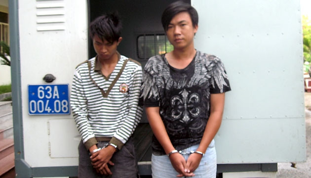 Hung thủ Hồ Công Tuấn Anh (bên trái) và Trương Quốc Anh tại cơ quan công an.