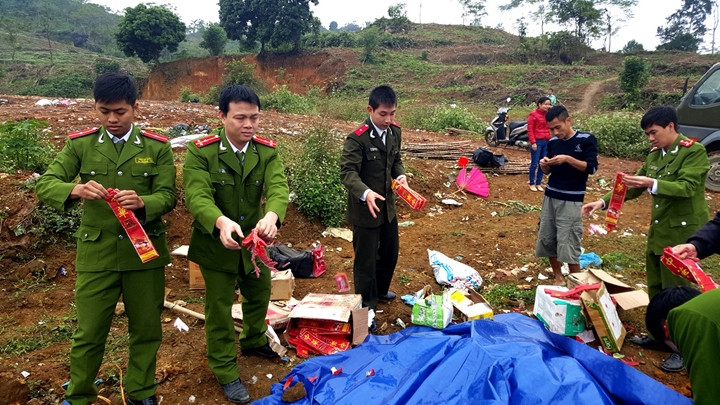 Lực lượng chức năng tỉnh Lào Cai tiêu hủy pháo lậu.
