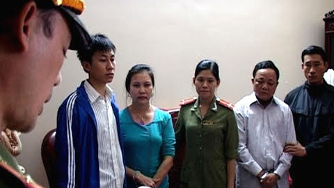 “Cậu Thủy” (áo trắng, giữa) và bà Duyên (áo xanh) khi bị bắt.