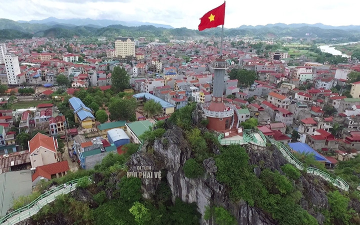 Một góc TP Lạng Sơn với cột cờ Phai Vệ. Ảnh: XUÂN TAM