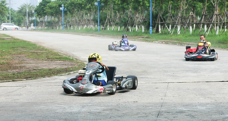 Các tay đua nhí luyện tập dưới sự giám sát chặt chẽ của các kỹ thuật viên để bảo đảm an toàn tuyệt đối cho các em. Để làm chủ được chiếc Go-Kart không đơn giản chút nào, cần phải có kỹ năng lái xe tốt