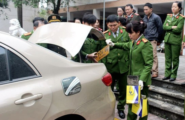 Công an TP Vinh tiến hành khám xe ô tô của chị Hồng.