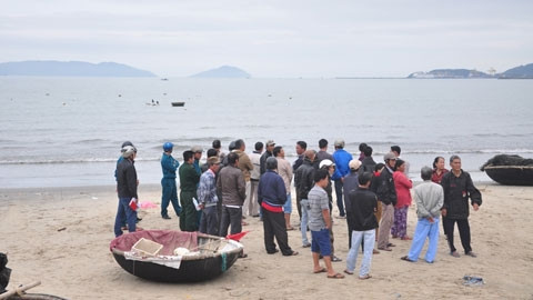 Lực lượng chức năng và người dân đang tiếp tục tìm kiếm thi thể ông Hùng.