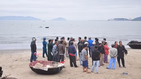 Lực lượng chức năng và người dân đang tiếp tục tìm kiếm thi thể ông Hùng.