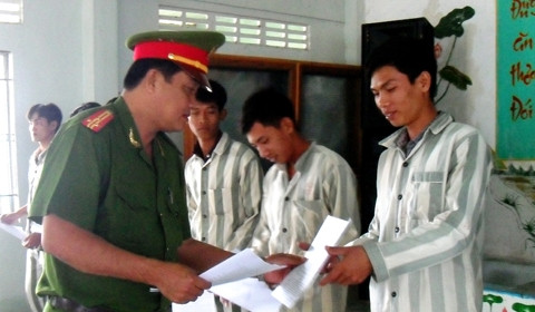 Thượng tá Nguyễn Phước Hưng, Giám thị Trại giam kênh 5 trao Quyết định giảm án cho các phạm nhân.
